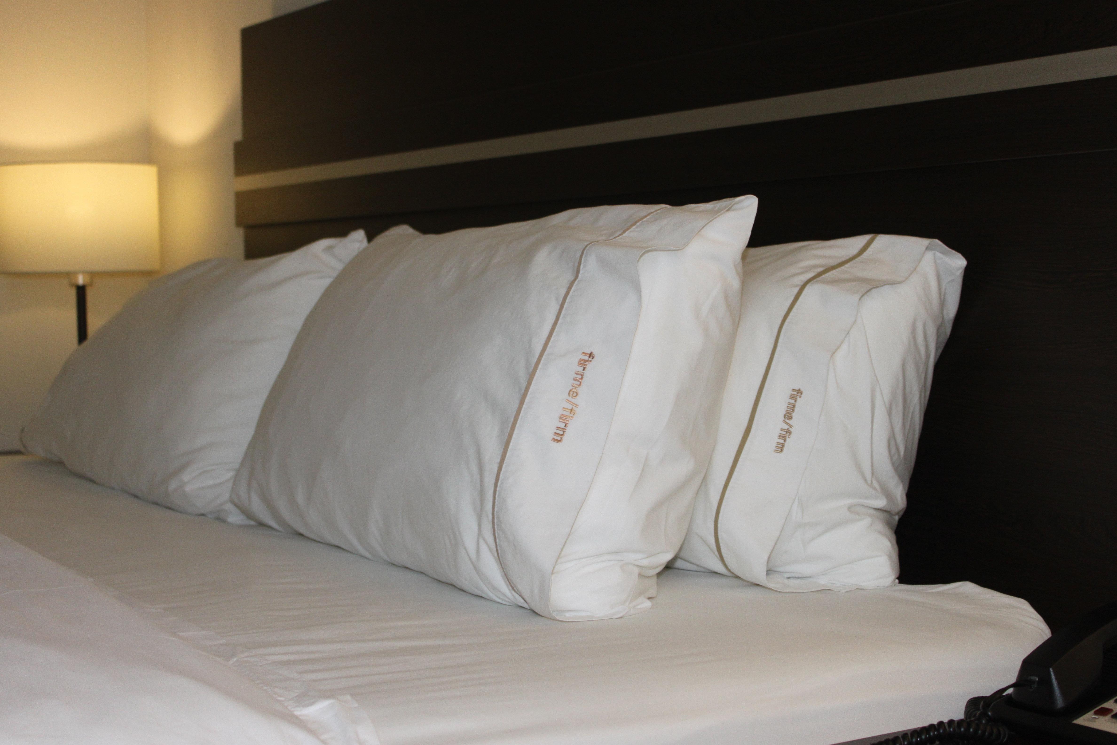 Holiday Inn Express Guaymas By Ihg Экстерьер фото Pillows on a bed