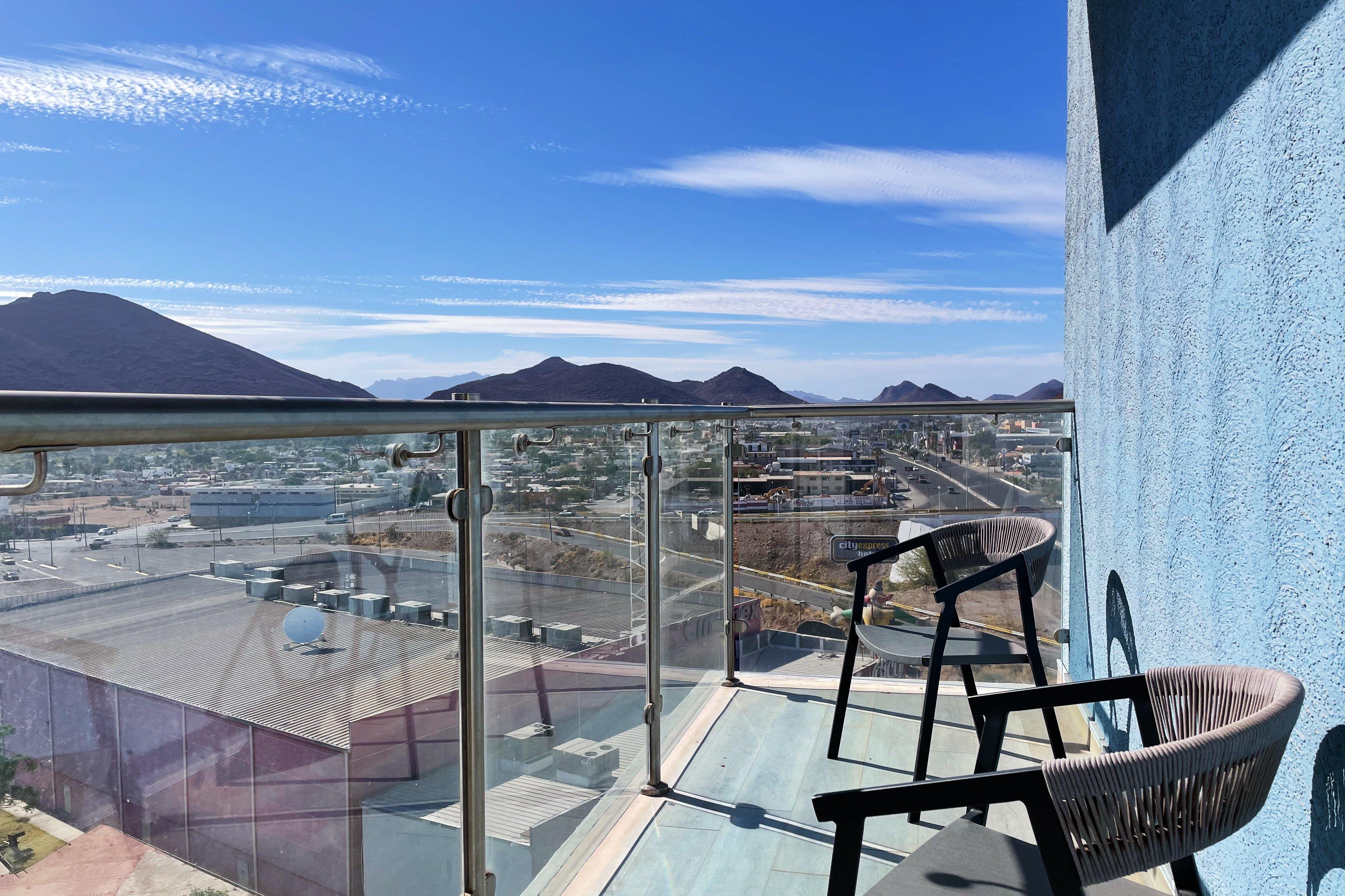 Holiday Inn Express Guaymas By Ihg Экстерьер фото View from the balcony of a suite at the M Resort