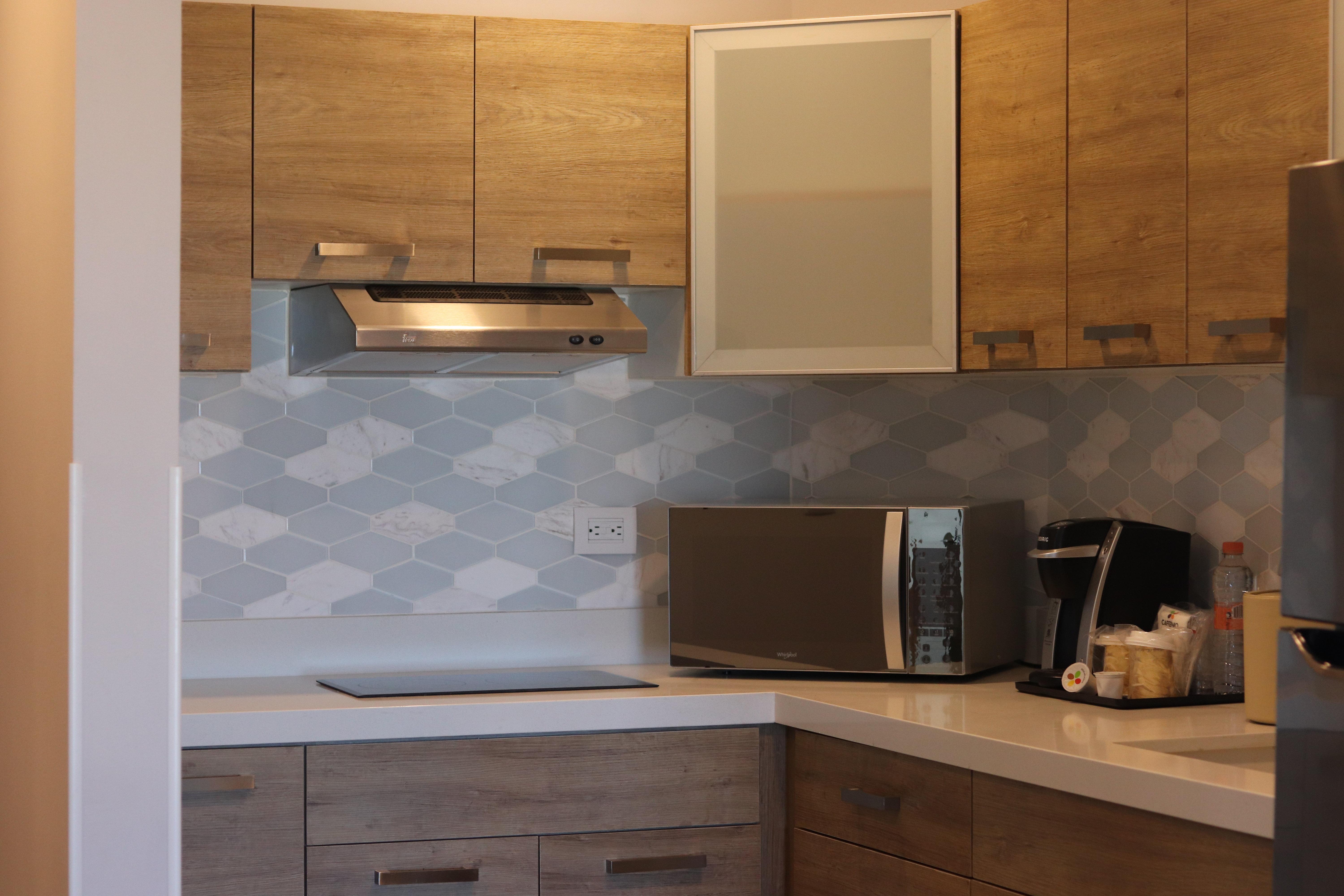 Holiday Inn Express Guaymas By Ihg Экстерьер фото A kitchen with a microwave oven