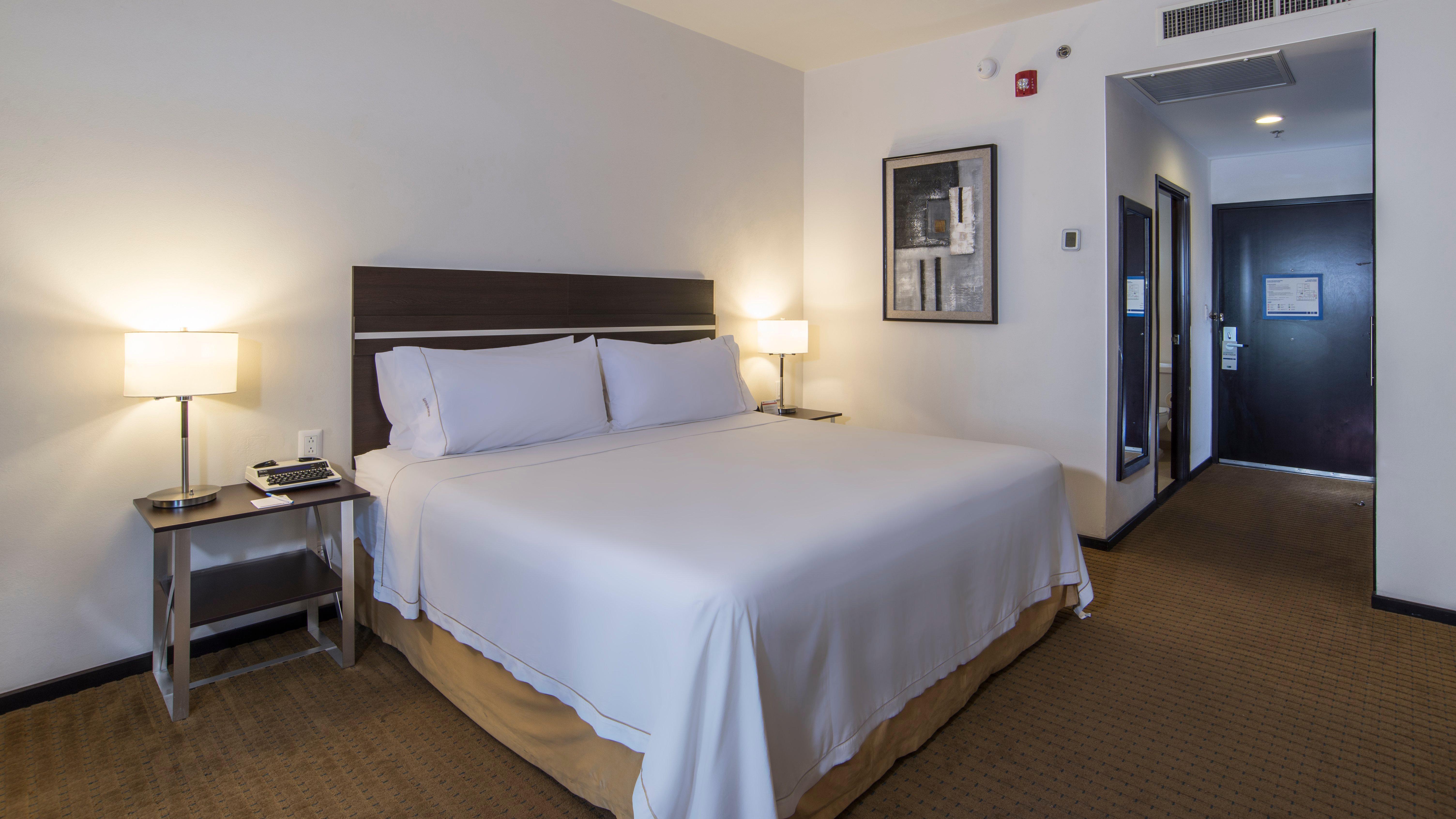 Holiday Inn Express Guaymas By Ihg Экстерьер фото A room at the Hilton Garden Inn in San Francisco